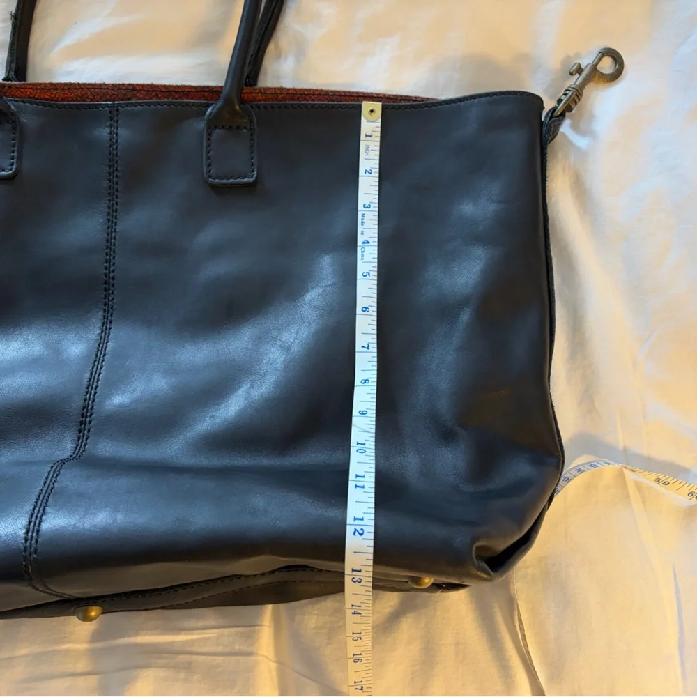 Liebeskind Elegant Black Leather Tote - Picture 6 of 11